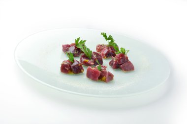 Rawbluefin tuna ravigote sos ve maydanoz parçaları