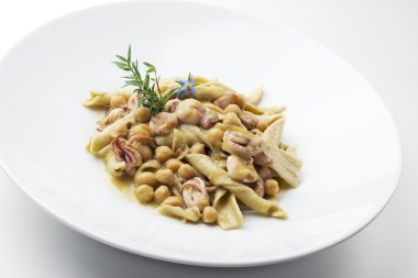 Nohut ve kalamar ile ev yapımı makarna