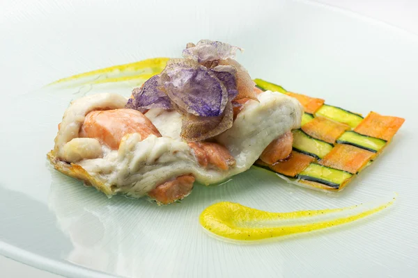 Filet z pražmy a lososa prolíná s Karotkou a zucchi — Stock fotografie