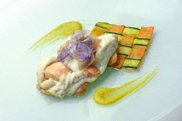 Filet van zeebrasem en zalm met elkaar verweven met wortel en zucchi — Stockfoto