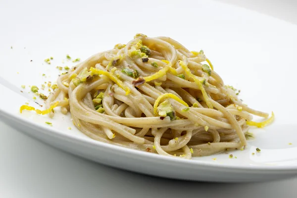 Spaghetti z solone sardele i cytryny pistacji — Zdjęcie stockowe