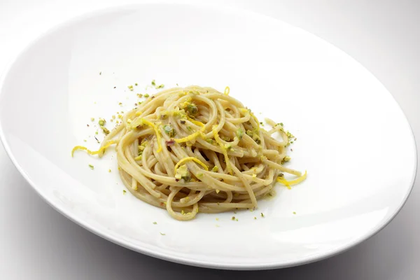 Spaghetti z solone sardele i cytryny pistacji — Zdjęcie stockowe