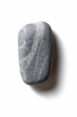 Beyaz arkaplanda gölgesi olan tek bir çakıl taşı