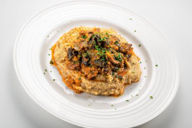 Mısır polentalı salyangoz ve yuvarlak beyaz tabakta taragna.