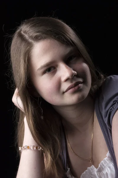 Portrét Mladé Dívky Dlouhými Hnědými Vlasy Černém Pozadí — Stock fotografie