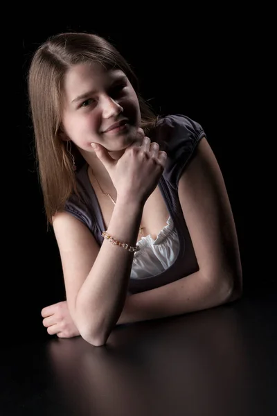 Portret Młodej Dziewczyny Długich Brązowych Włosach Czarnym Tle — Zdjęcie stockowe