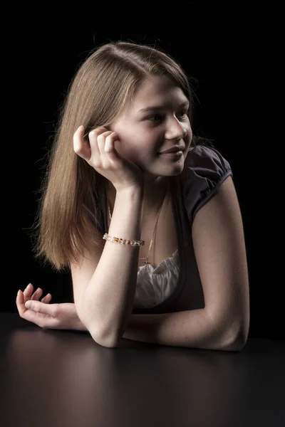 Portret Młodej Dziewczyny Długich Brązowych Włosach Czarnym Tle — Zdjęcie stockowe