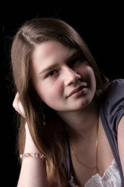 Retrato Menina Com Longos Cabelos Castanhos Sobre Fundo Preto — Fotografia de Stock