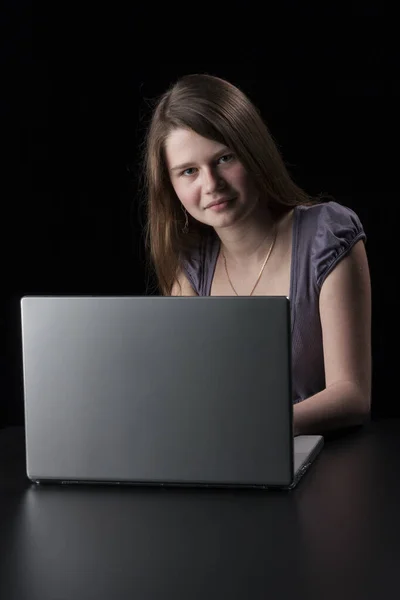 Ung Flicka Med Långt Brunt Hår Till Laptop Svart Bakgrund — Stockfoto