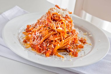 Bir tabak domates, domuz yanağı ve pekorino peynirli spagetti.