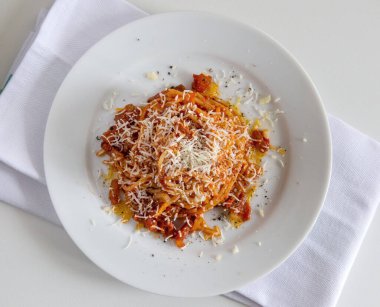 Domatesli, pastırmalı ve pekorino peynirli spagetti tabağı.