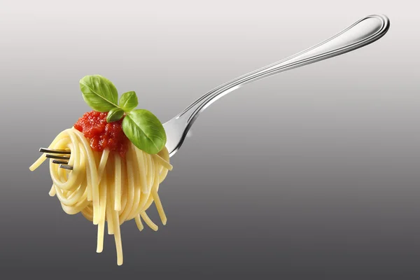 Вигадливі спагеті з томатним соусом і базиліком — стокове фото