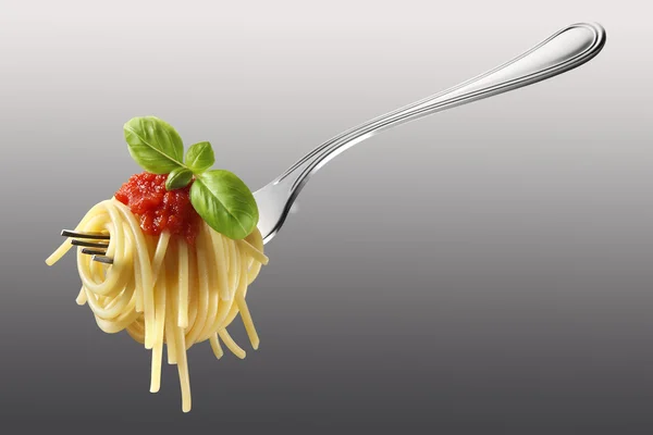 Lokma spagetti domates sosu ve fesleğen ile