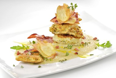 Balık yemek, kalkan balığı fileto aromalı kabuk, cips, rosti, kremalı p