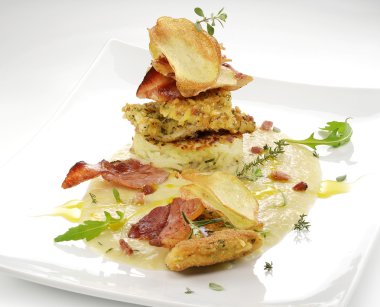 Balık yemek, kalkan balığı fileto aromalı kabuk, cips, rosti, kremalı p