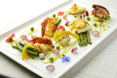 Kızarmış Balık karides ıstakoz tarak kalamar ahtapot kuşkonmaz yemek