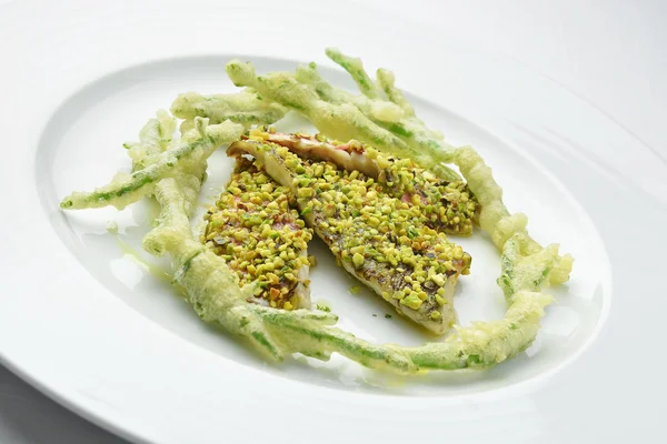 Schotel visfilet mul Crusted met pistachenoten Zeekraal (geslacht) T — Stockfoto