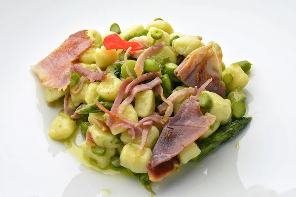 Piatto di gnocchi di patate con asparagi e prosciutto croccante 1 — Foto Stock