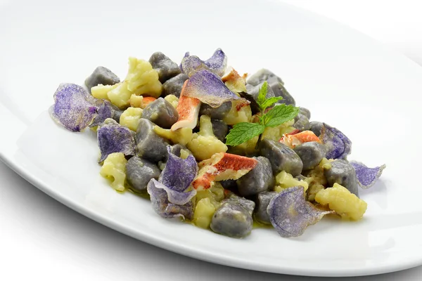 Pokrm z fialové bramborový knedlík s květáku a humra 3 — Stock fotografie