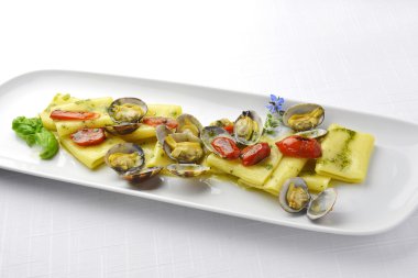 Makarna yemek Paccheri makarna istiridye ile ızgara domates ve Bas