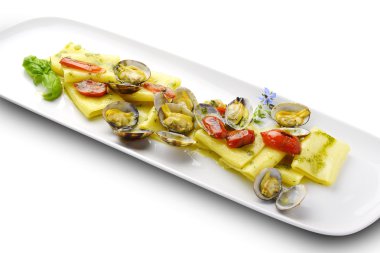 Makarna yemek Paccheri makarna istiridye ile ızgara domates ve Bas