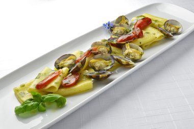 Makarna yemek Paccheri makarna istiridye ile ızgara domates ve Bas