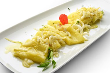 Makarna yemek Paccheri makarna soğan ve kalamar 1 ile