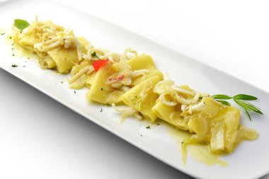 Makarna yemek Paccheri makarna soğan ve kalamar ile