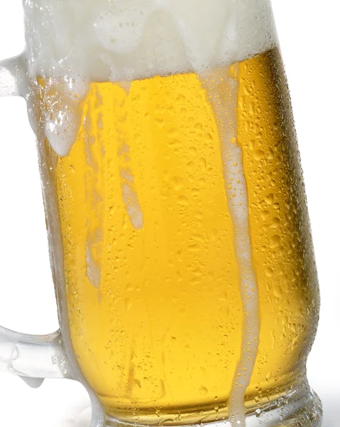 Taza de cerveza con goteo de espuma —  Fotos de Stock