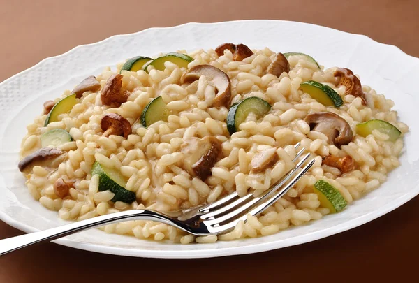 Gericht aus Pilzzucchini-Risotto mit Gabel — Stockfoto