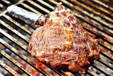 Izgarada ızgara biftek.