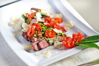 Dilimlenmiş biftek ızgara