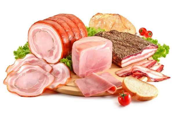 Tábua de corte com porco, bacon, presunto e pão — Fotografia de Stock