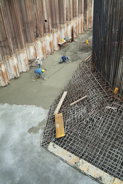 Plinto de canteiro de obras com barra reforçada e concreto — Fotografia de Stock