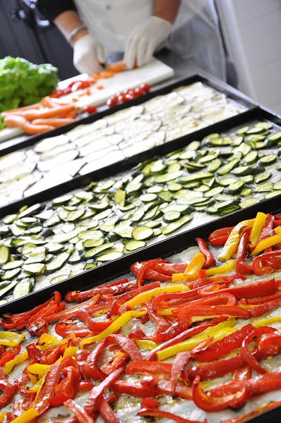 Подготовка нарезанных овощей на кухне — стоковое фото