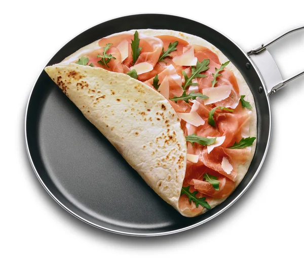 Flatbread com presunto na panela — Fotografia de Stock