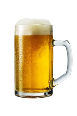 Bardakta köpüklü soğuk bira ve beyaz arka planda izole edilmiş damlacıklar.