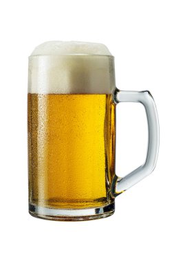 Bardakta köpüklü soğuk bira ve beyaz arka planda izole edilmiş damlacıklar.