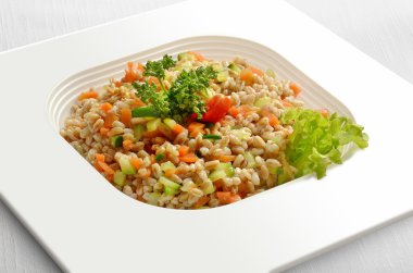 sebze salatası Farro