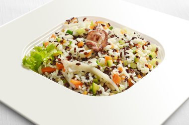 Pirinç salatası sebze ve balık