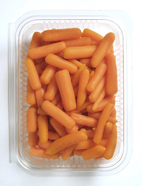 Haşlanmış havuç ile plastik tepsi