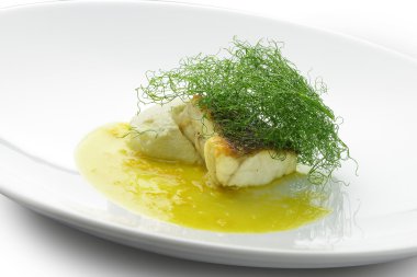 Deniz levreği rezene ile escalope püresi narenciye sos