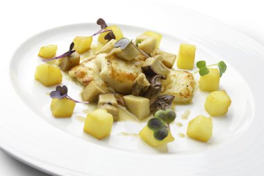 Mantar ve patates kalkan balığı fileto