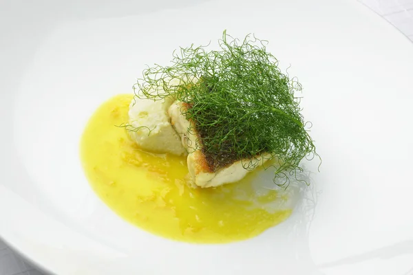 Escalope van zeebaars met venkel puree in citrus saus — Stockfoto