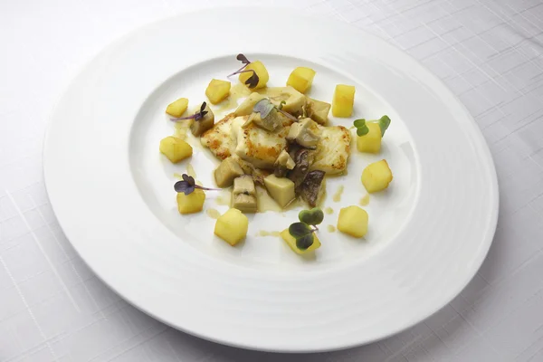 Filet de turbot aux champignons et pommes de terre — Photo