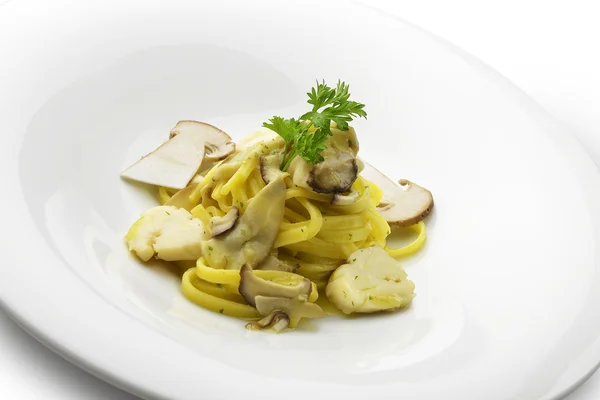 Tagliatelle makarna tarak ve porcini mantar ile