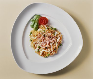 Domates Risotto bezelye ve jambon ile