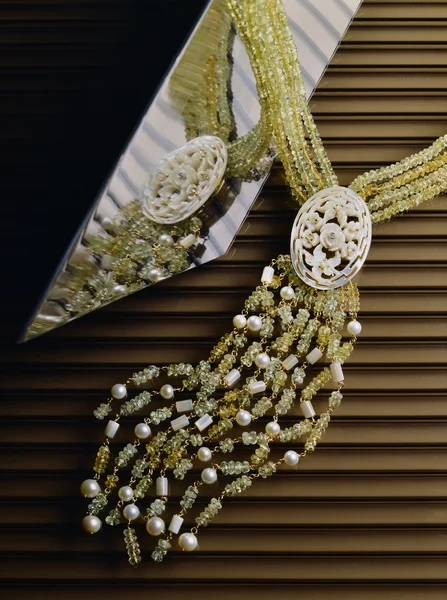 エメラルド、真珠の母、真珠のネックレス — ストック写真