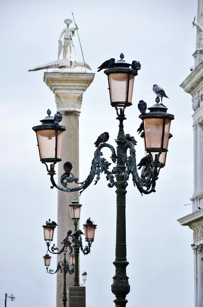 Detalj av Venedig lyktstolpar med duvor — Stockfoto