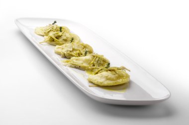 Patates Mantısı ıstakoz ile doldurulmuş ve enginar yemekler takın